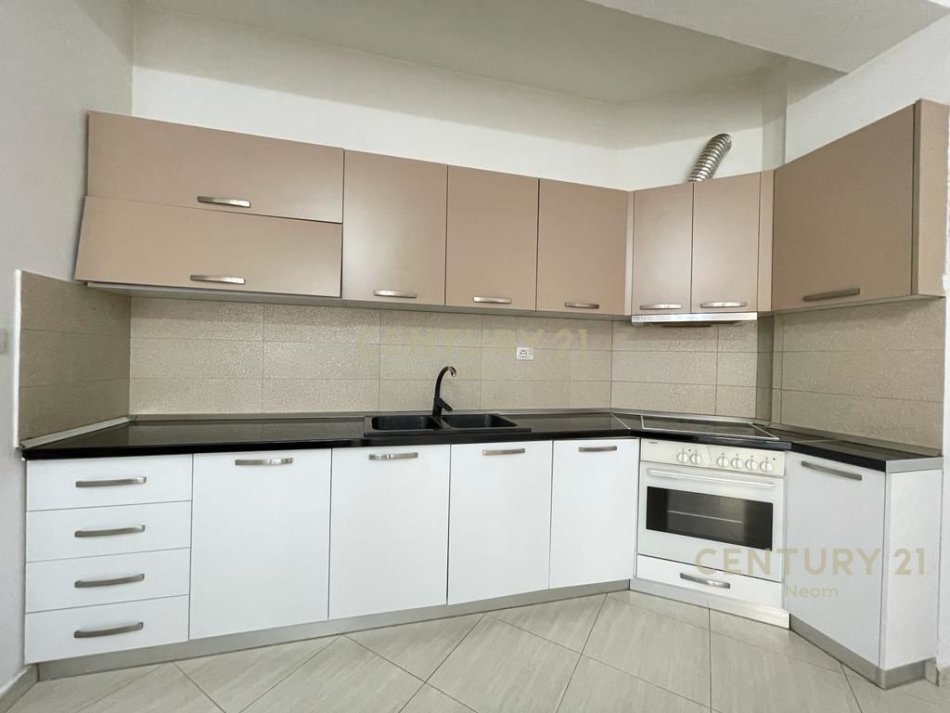 Tirane, jepet me qera apartament 3+1 Kati 2, 139 m² 700 € (Liqeni I Thate)