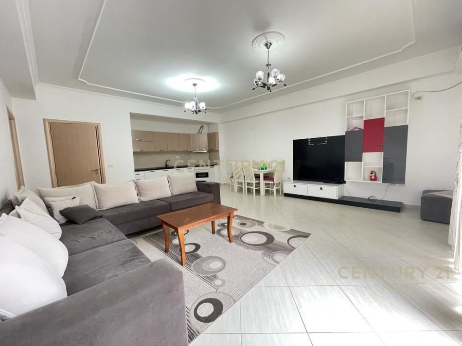 Tirane, jepet me qera apartament 3+1 Kati 2, 139 m² 700 € (Liqeni I Thate)