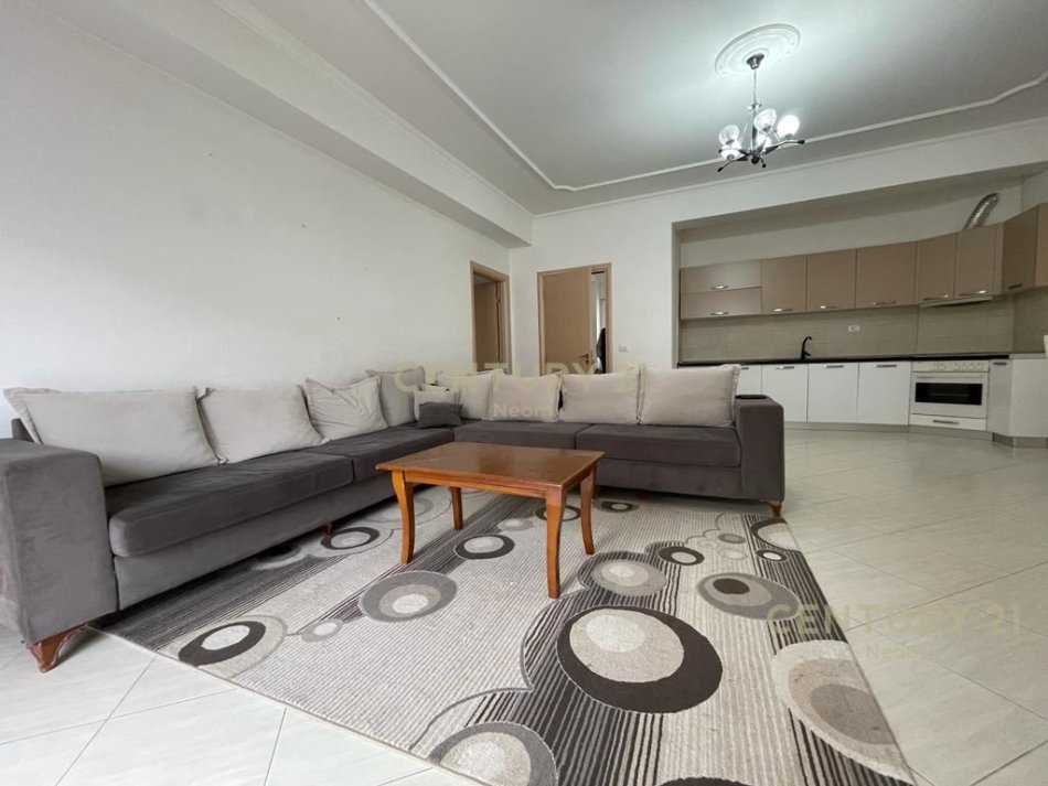 Tirane, jepet me qera apartament 3+1 Kati 2, 139 m² 700 € (Liqeni I Thate)