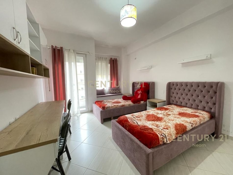 Tirane, jepet me qera apartament 3+1 Kati 2, 139 m² 700 € (Liqeni I Thate)