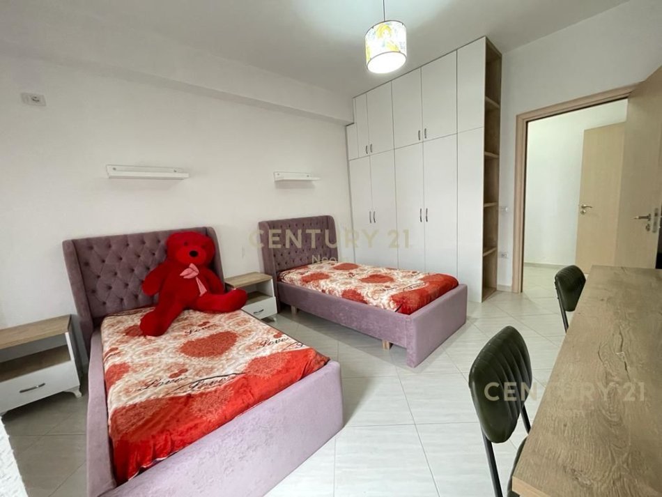 Tirane, jepet me qera apartament 3+1 Kati 2, 139 m² 700 € (Liqeni I Thate)