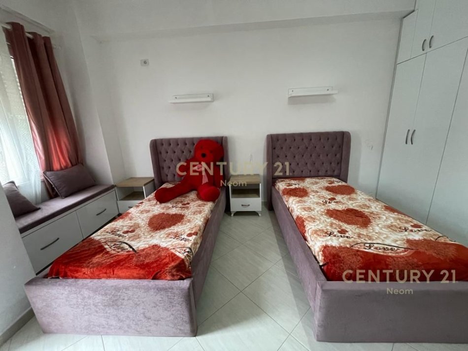 Tirane, jepet me qera apartament 3+1 Kati 2, 139 m² 700 € (Liqeni I Thate)