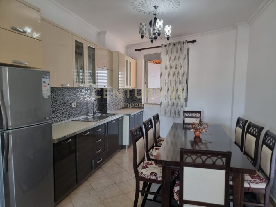 Tirane, jepet me qera apartament 3+1 Kati 7, 79 m² 450 € (Yzberisht)