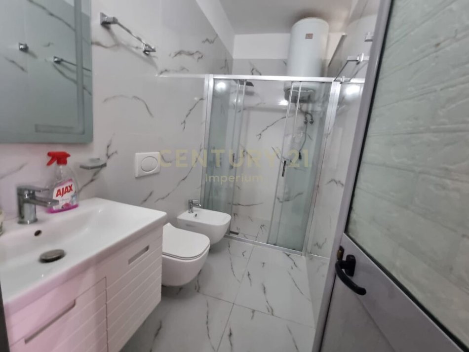 Tirane, jepet me qera apartament 3+1 Kati 7, 79 m² 450 € (Yzberisht)