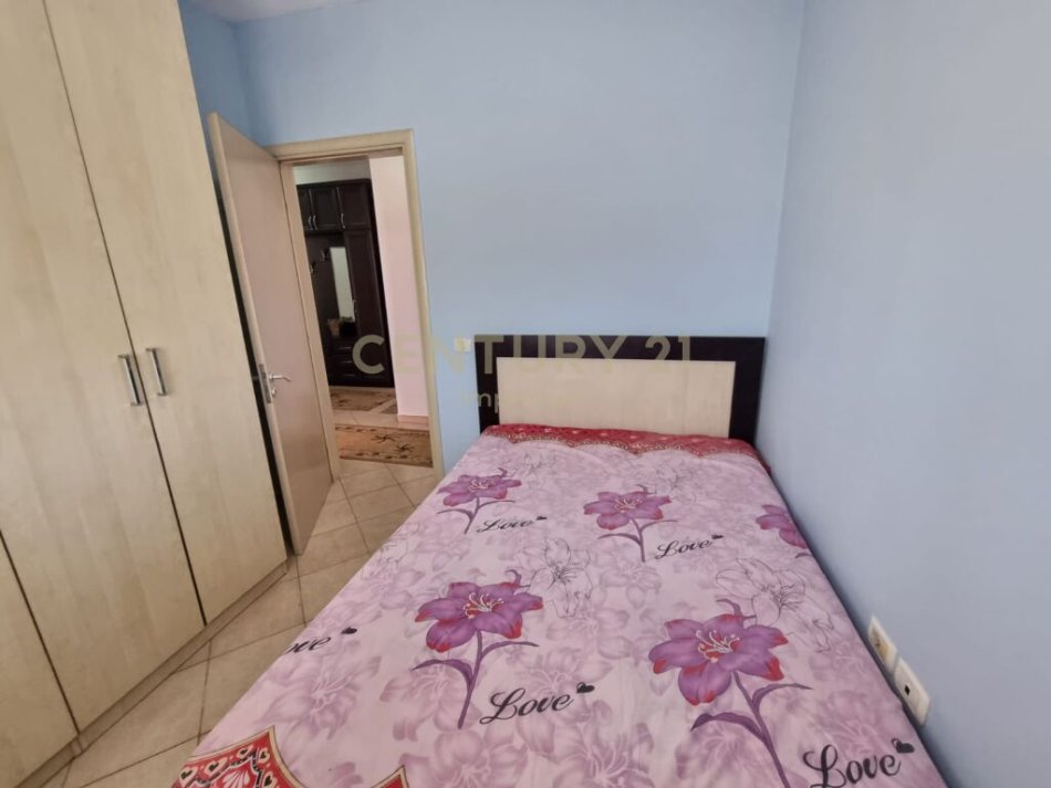 Tirane, jepet me qera apartament 3+1 Kati 7, 79 m² 450 € (Yzberisht)