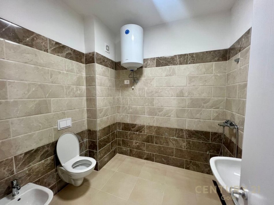 Tirane, jepet me qera apartament 1+1 Kati 10, 75 m² 500 € (Rruga e Dibrës, pranë Farmacia 10.)