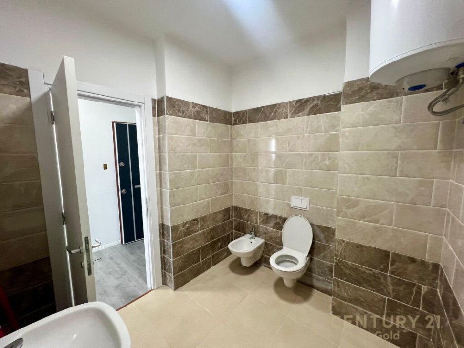 Tirane, jepet me qera apartament 1+1 Kati 10, 75 m² 500 € (Rruga e Dibrës, pranë Farmacia 10.)