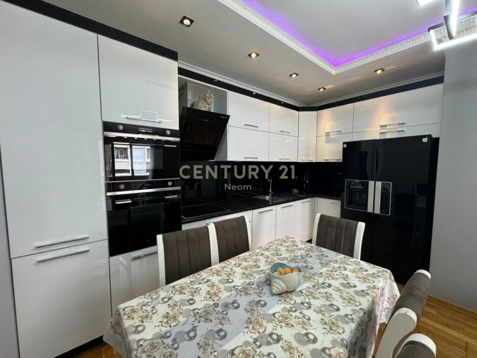 Tirane, jepet me qera apartament 2+1 Kati 4, 99 m² 600 € ( Vendndodhja: Astir, tek rrethrrotullimi pranë Well, Tiranë)