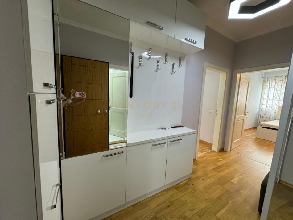 Tirane, jepet me qera apartament 2+1 Kati 4, 99 m² 600 € ( Vendndodhja: Astir, tek rrethrrotullimi pranë Well, Tiranë)