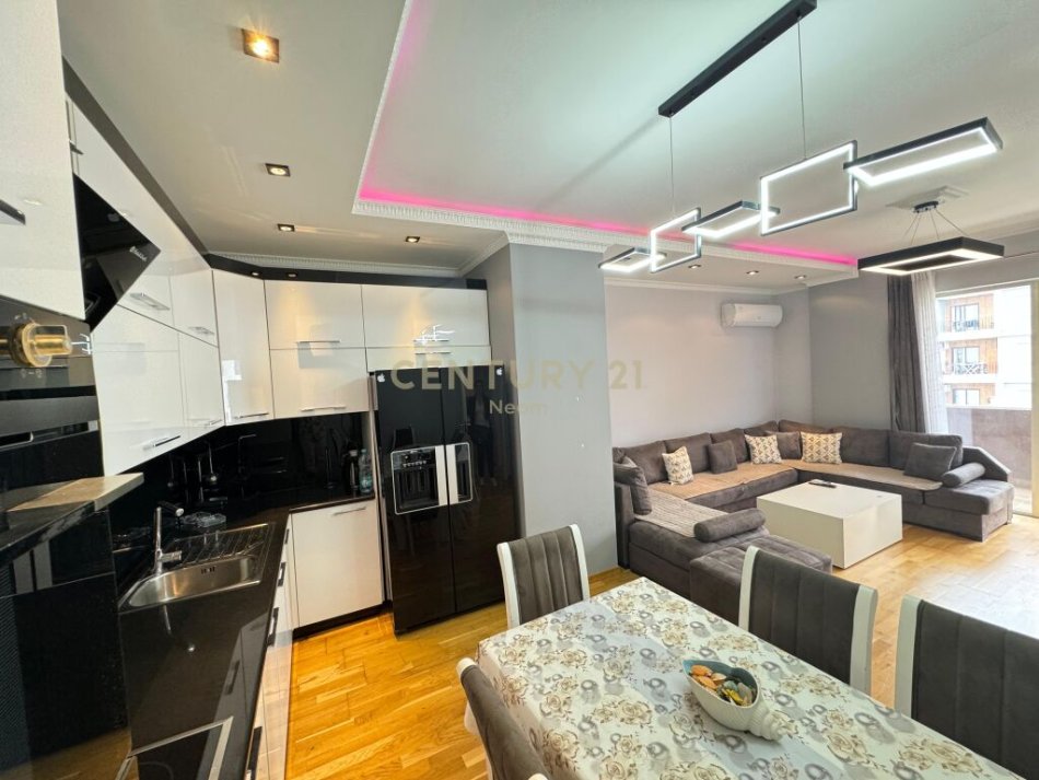 Tirane, jepet me qera apartament 2+1 Kati 4, 99 m² 600 € ( Vendndodhja: Astir, tek rrethrrotullimi pranë Well, Tiranë)