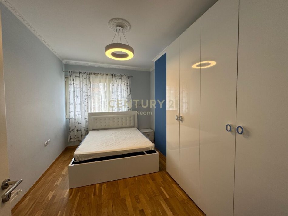 Tirane, jepet me qera apartament 2+1 Kati 4, 99 m² 600 € ( Vendndodhja: Astir, tek rrethrrotullimi pranë Well, Tiranë)