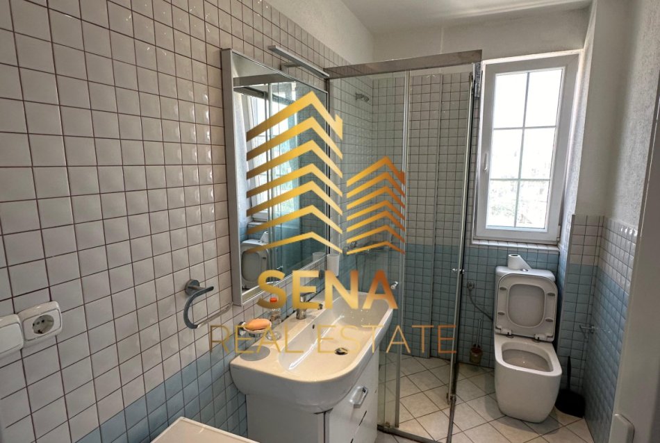 Tirane, jepet me qera apartament 2+1+Ballkon Kati 3, 98 m² 420 € (Rruga 5 Maji, prane Black Stone)