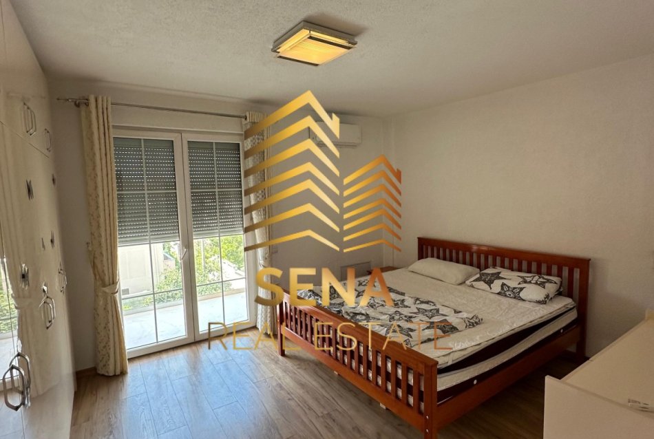 Tirane, jepet me qera apartament 2+1+Ballkon Kati 3, 98 m² 420 € (Rruga 5 Maji, prane Black Stone)