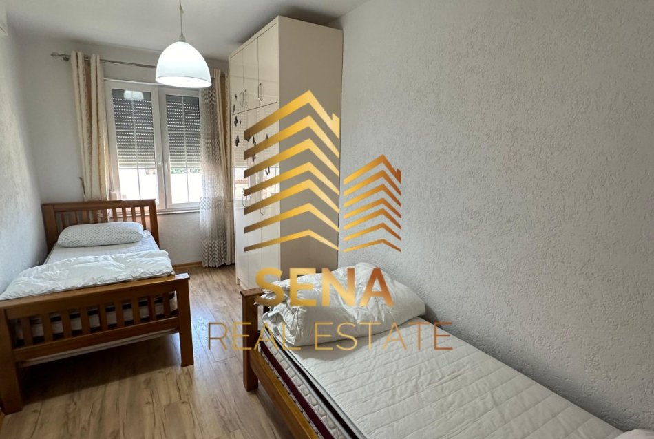 Tirane, jepet me qera apartament 2+1+Ballkon Kati 3, 98 m² 420 € (Rruga 5 Maji, prane Black Stone)