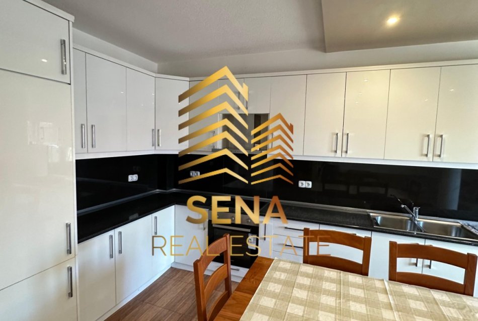 Tirane, jepet me qera apartament 2+1+Ballkon Kati 3, 98 m² 420 € (Rruga 5 Maji, prane Black Stone)