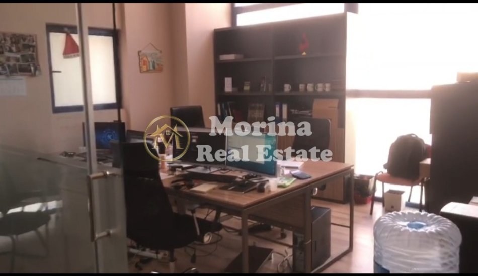 Tirane, jepet me qera ambjent biznesi Kati 1, 65 m² 600 € (Sheshi Willson)