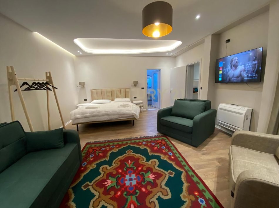 Tirane, shitet Vile 4+1 Kati 9, 200 m² 550.000 € (Rruga Fortuzi)