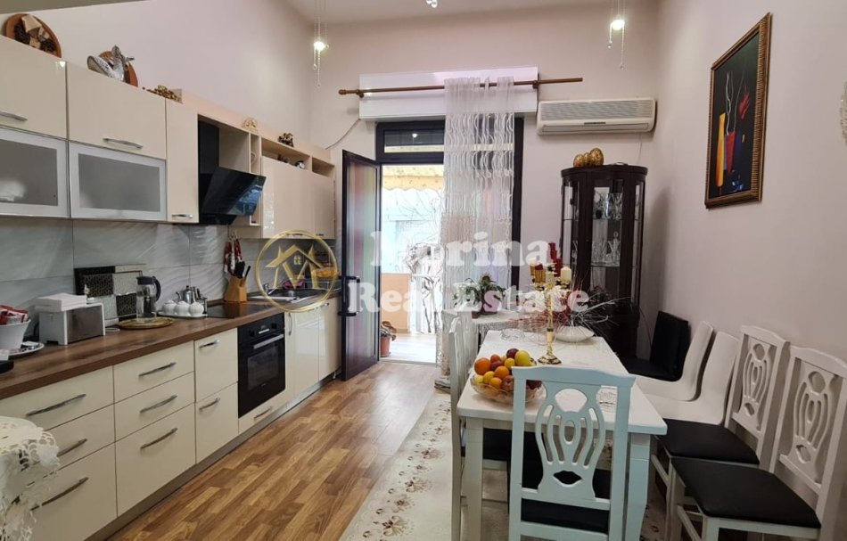 Tirane, jepet me qera apartament duplex 2+1 Kati 1, 85 m² 650 € (Kopshti Zologjik)