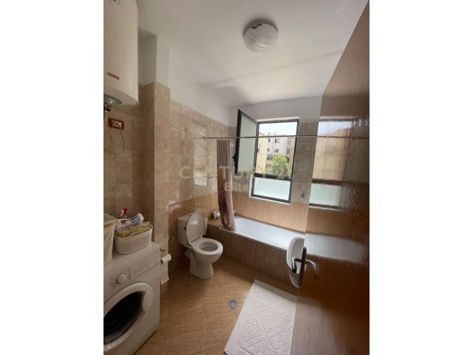 Tirane, jepet me qera apartament 2+1 Kati 3, 103 m² 800 € (Rruga Petro Nini Luarasi)