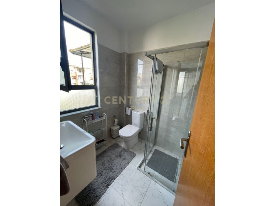 Tirane, jepet me qera apartament 2+1 Kati 3, 103 m² 800 € (Rruga Petro Nini Luarasi)