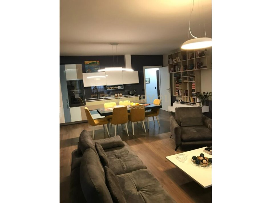 Tirane, jepet me qera apartament 2+1 Kati 3, 127 m² 750 € ( Vendndodhja: Pranë Shkollës së Baletit, afër Xhamisë së Tabakëve, Tiranë.)