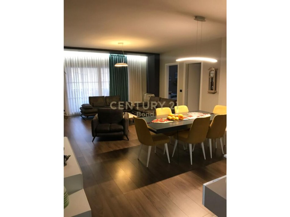 Tirane, jepet me qera apartament 2+1 Kati 3, 127 m² 750 € ( Vendndodhja: Pranë Shkollës së Baletit, afër Xhamisë së Tabakëve, Tiranë.)