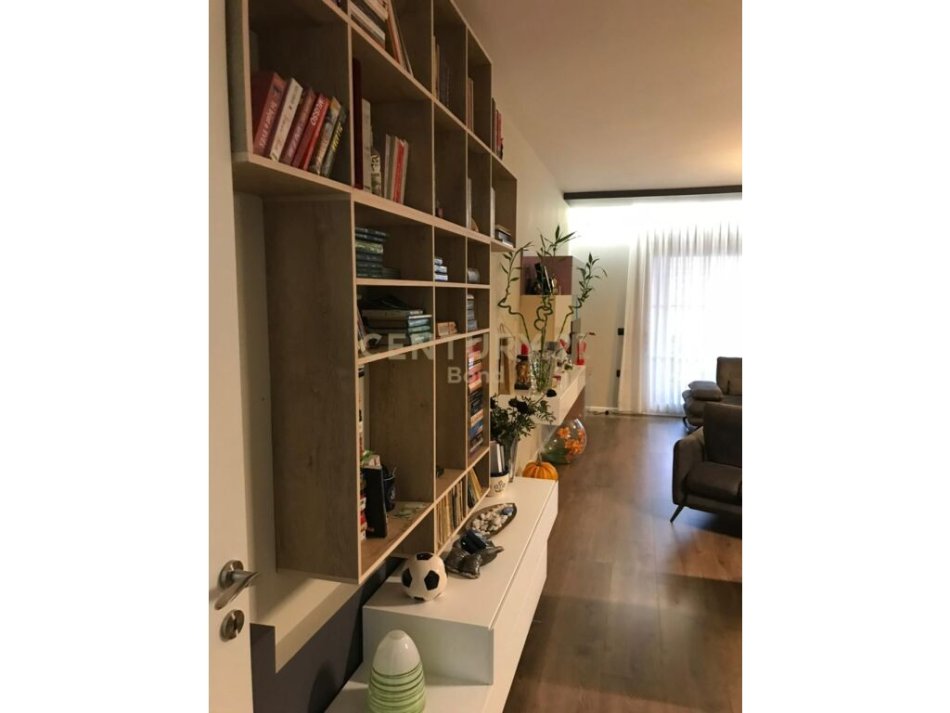 Tirane, jepet me qera apartament 2+1 Kati 3, 127 m² 750 € ( Vendndodhja: Pranë Shkollës së Baletit, afër Xhamisë së Tabakëve, Tiranë.)