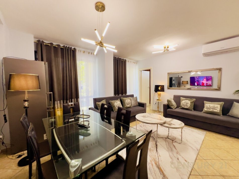 Tirane, jepet me qera 2+1 Kati 3, 100 m² 800 € ( Vendndodhja: Rruga Hoxha Tahsini, pranë Pazarit të Ri, Tiranë)