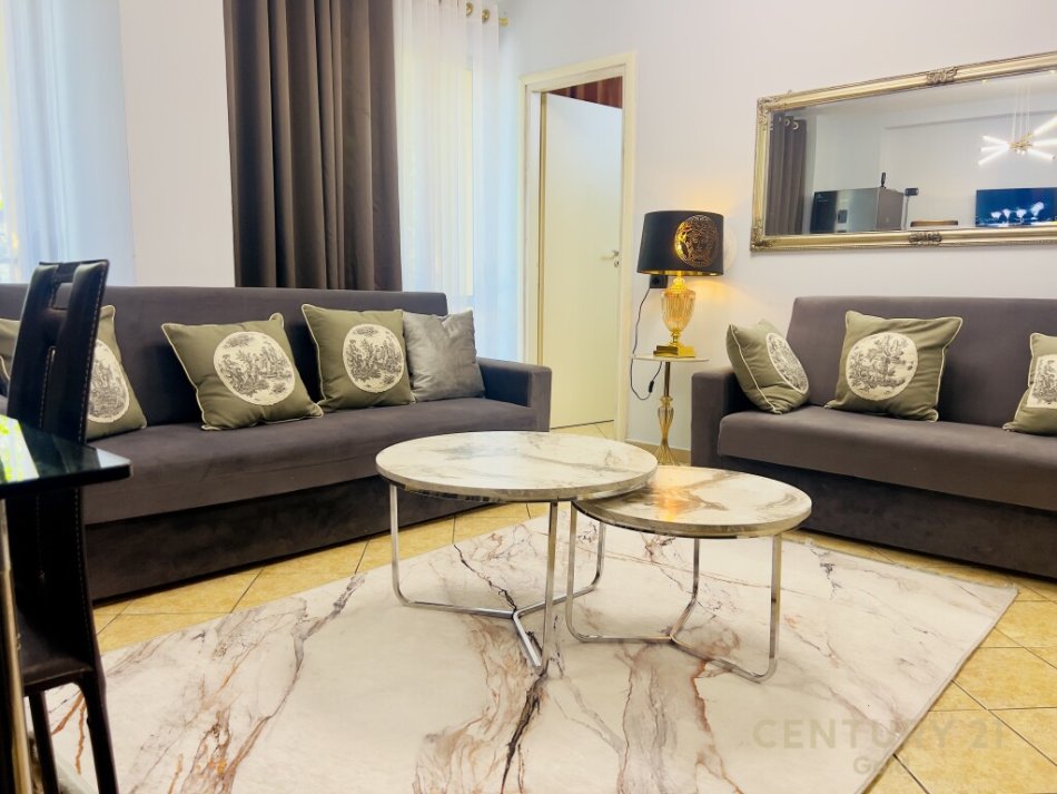 Tirane, jepet me qera 2+1 Kati 3, 100 m² 800 € ( Vendndodhja: Rruga Hoxha Tahsini, pranë Pazarit të Ri, Tiranë)