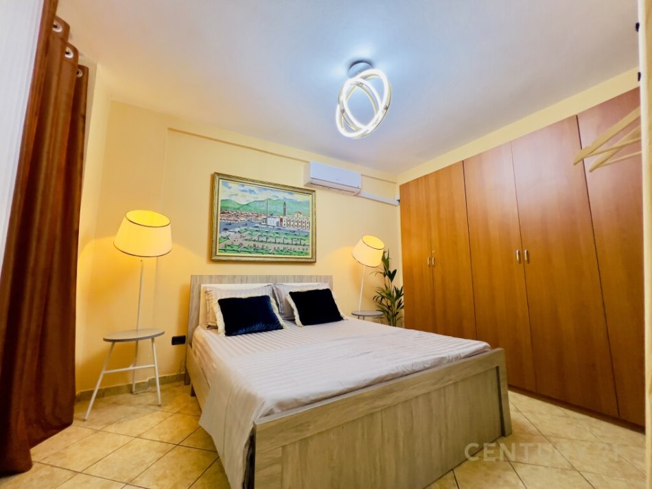 Tirane, jepet me qera 2+1 Kati 3, 100 m² 800 € ( Vendndodhja: Rruga Hoxha Tahsini, pranë Pazarit të Ri, Tiranë)