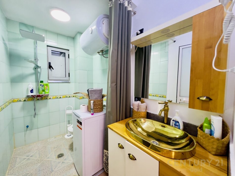 Tirane, jepet me qera 2+1 Kati 3, 100 m² 800 € ( Vendndodhja: Rruga Hoxha Tahsini, pranë Pazarit të Ri, Tiranë)