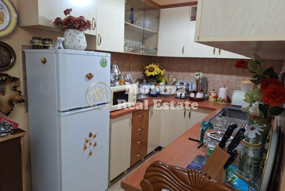 Tirane, jepet me qera apartament 2+1 Kati 4, 83 m² 450 € (Shkolla Marlin Barleti)