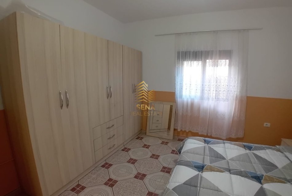 Tirane, jepet me qera shtepi 1+1 Kati 1, 70 m² 400 € (Rruga 5 Maji)