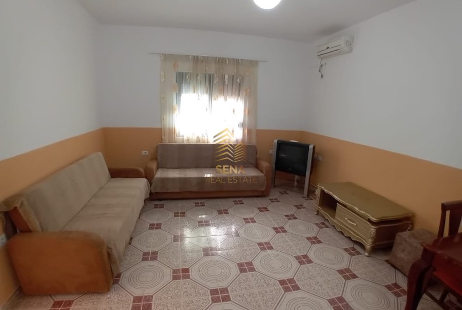 Tirane, jepet me qera shtepi 1+1 Kati 1, 70 m² 400 € (Rruga 5 Maji)