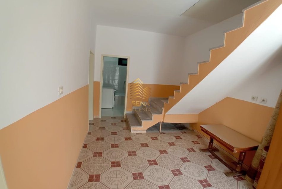 Tirane, jepet me qera shtepi 1+1 Kati 1, 70 m² 400 € (Rruga 5 Maji)