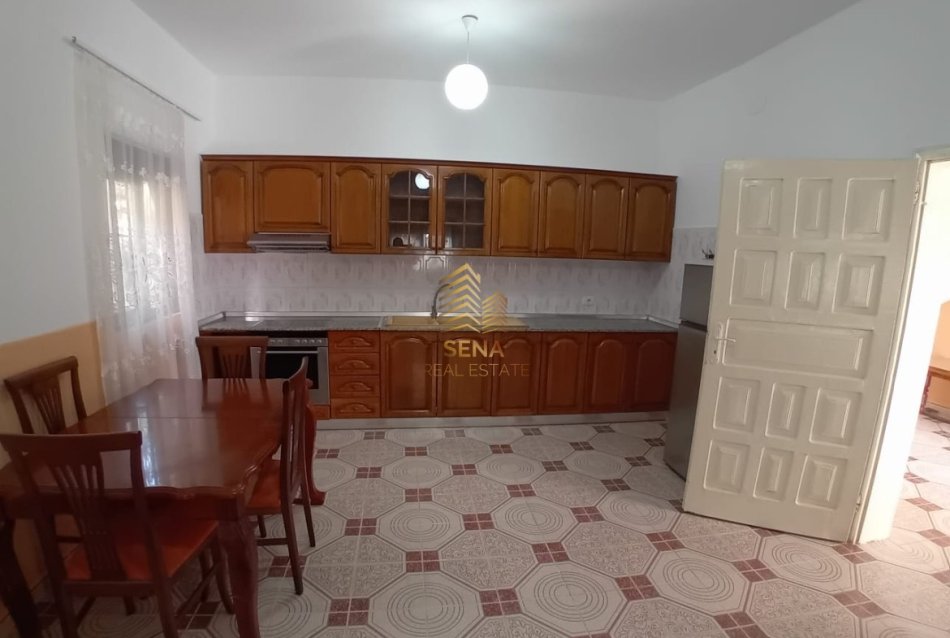 Tirane, jepet me qera shtepi 1+1 Kati 1, 70 m² 400 € (Rruga 5 Maji)
