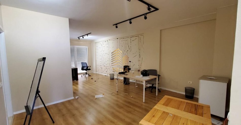 Tirane, jepet me qera ambjent biznesi Kati 8, 140 m² 1.000 € (Rruga Hasan Alla, prane Kristal Center)