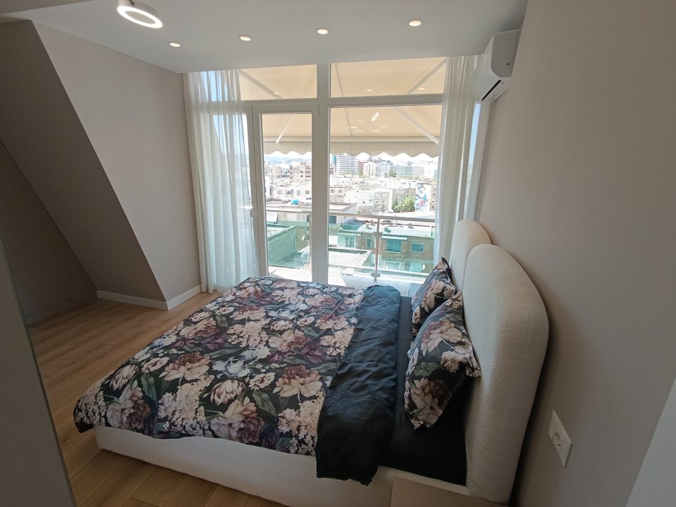 Tirane, jepet me qera apartament+verande | Penthouse 1+1+Aneks+Ballkon Kati 7, 75 m² 700 € (Vasil Shanto pran komunes parisit)