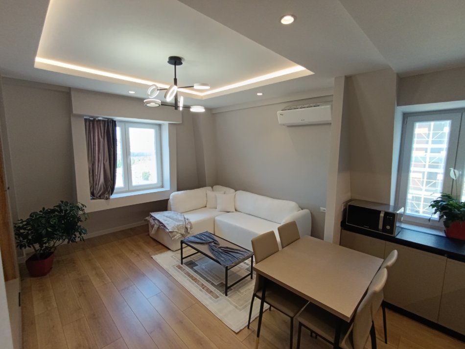 Tirane, jepet me qera apartament+verande | Penthouse 1+1+Aneks+Ballkon Kati 7, 75 m² 700 € (Vasil Shanto pran komunes parisit)