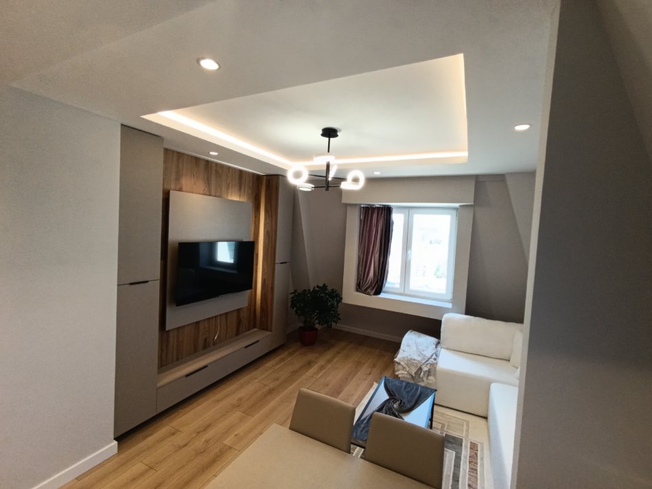 Tirane, jepet me qera apartament+verande | Penthouse 1+1+Aneks+Ballkon Kati 7, 75 m² 700 € (Vasil Shanto pran komunes parisit)