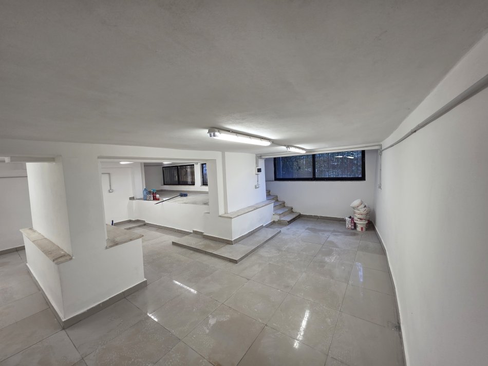 Tirane, jepet me qera magazine Kati 0, 179 m² 700 € (Rruga Karl Gega Stacioni Trenit)