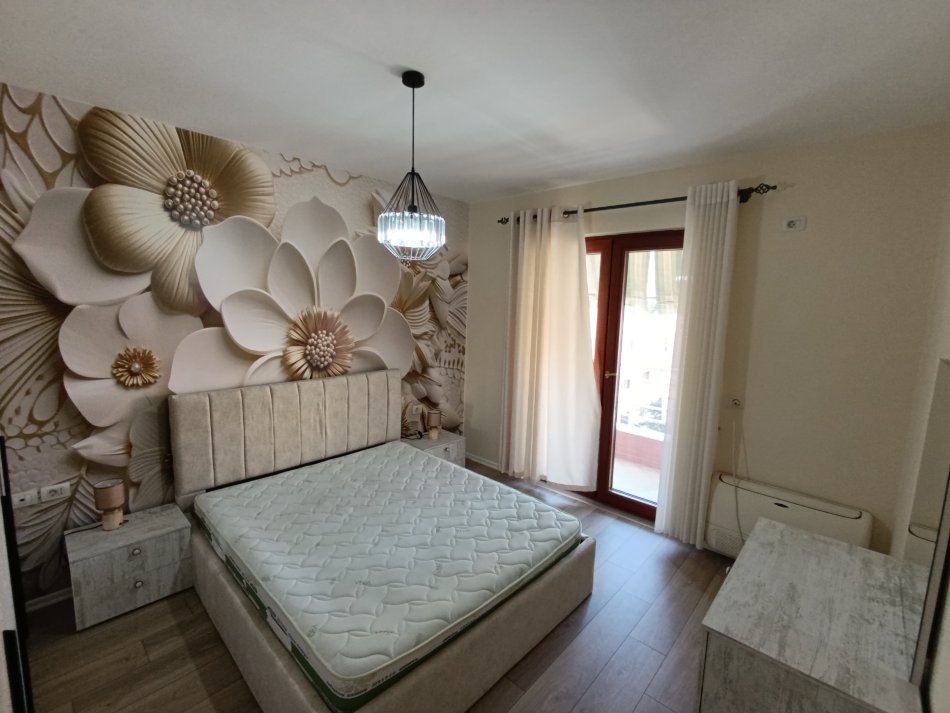 Tirane, jepet me qera apartament 2+1+Aneks+Ballkon Kati 3, 90 m² 800 € (Myslym Shyri drejtoria policise)