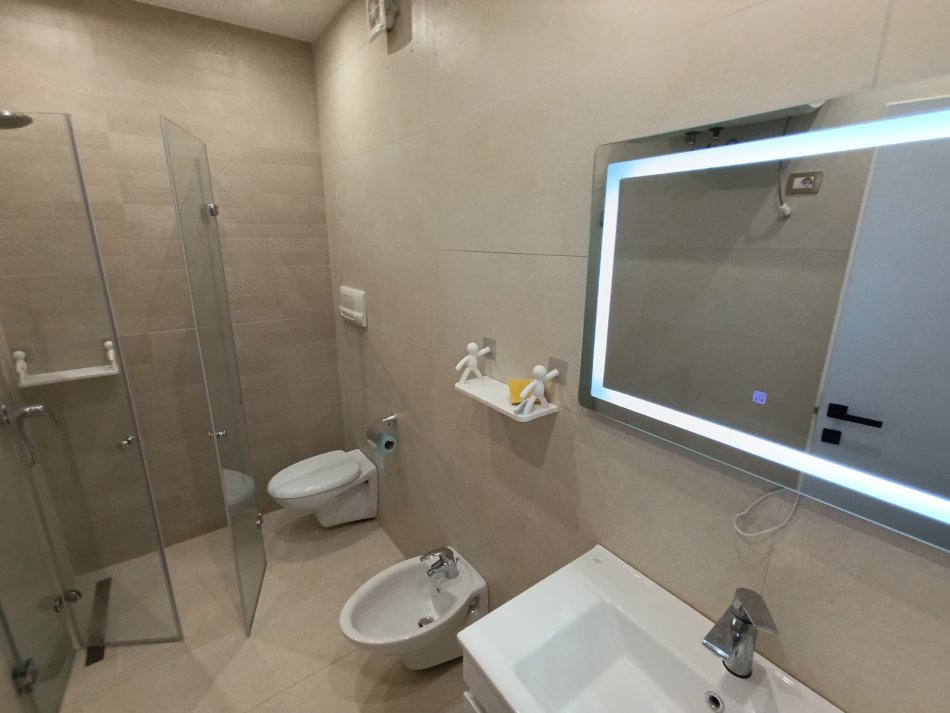 Tirane, jepet me qera apartament 2+1+Aneks+Ballkon Kati 3, 90 m² 800 € (Myslym Shyri drejtoria policise)