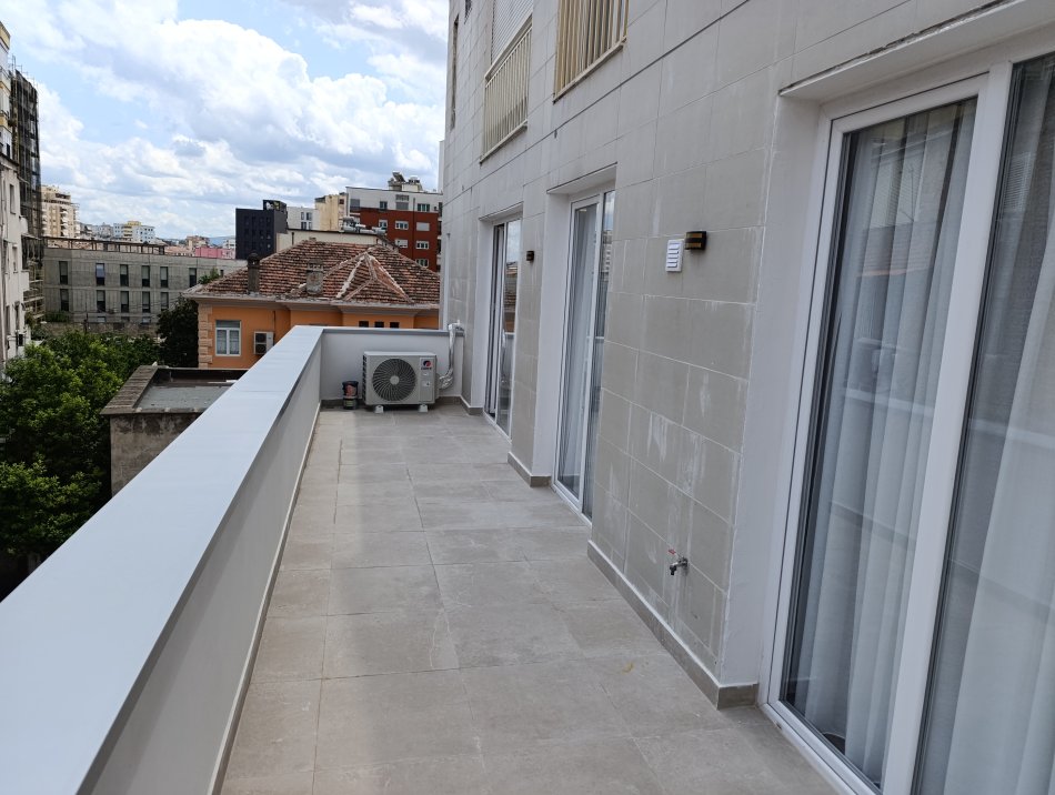 Tirane, jepet me qera apartament 2+1+Aneks+Ballkon Kati 3, 104 m² 1.000 € (Qender)
