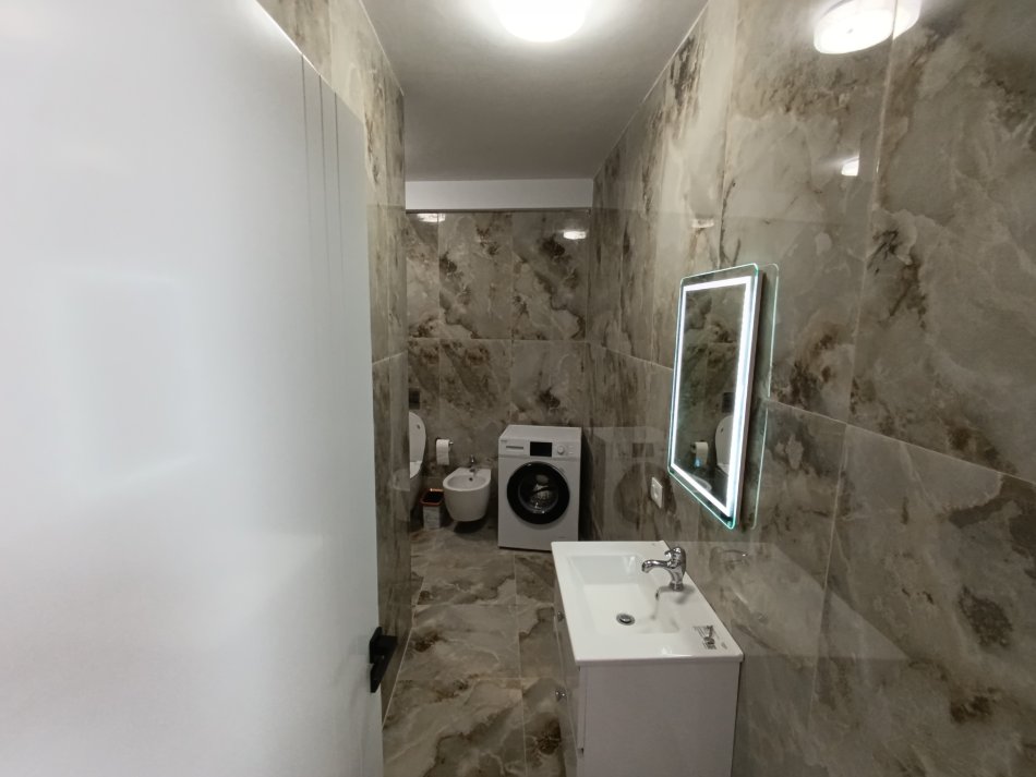 Tirane, jepet me qera apartament 2+1+Aneks+Ballkon Kati 3, 104 m² 1.000 € (Qender)