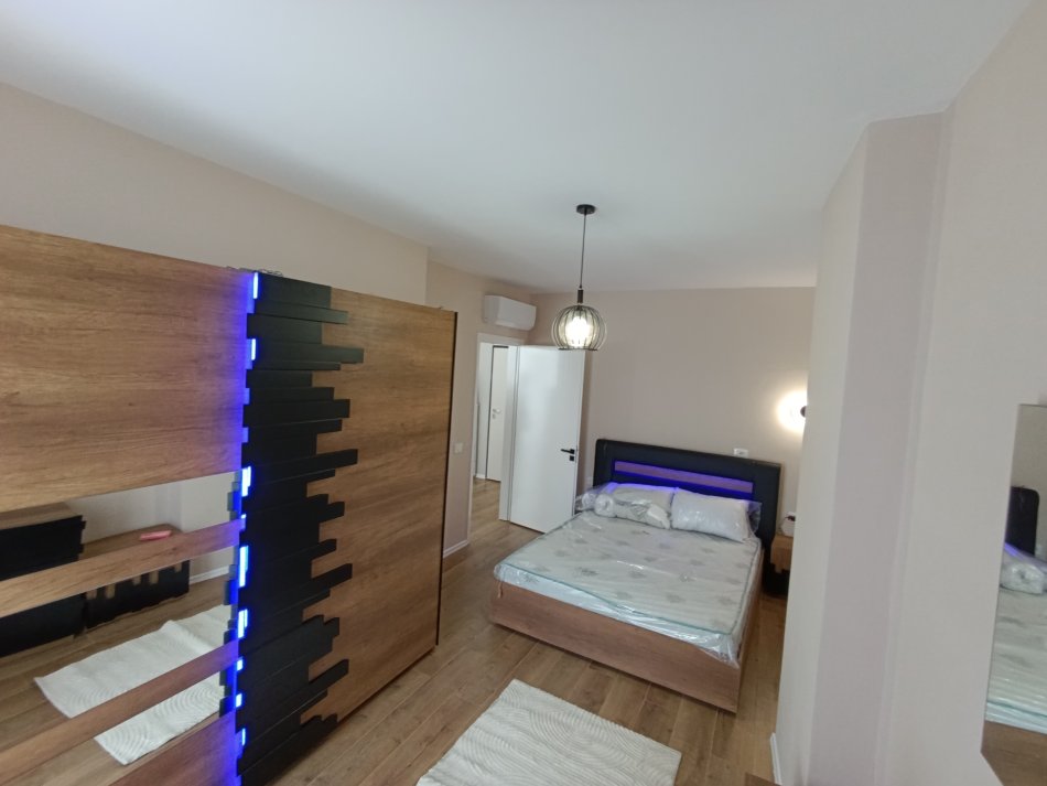 Tirane, jepet me qera apartament 2+1+Aneks+Ballkon Kati 3, 104 m² 1.000 € (Qender)
