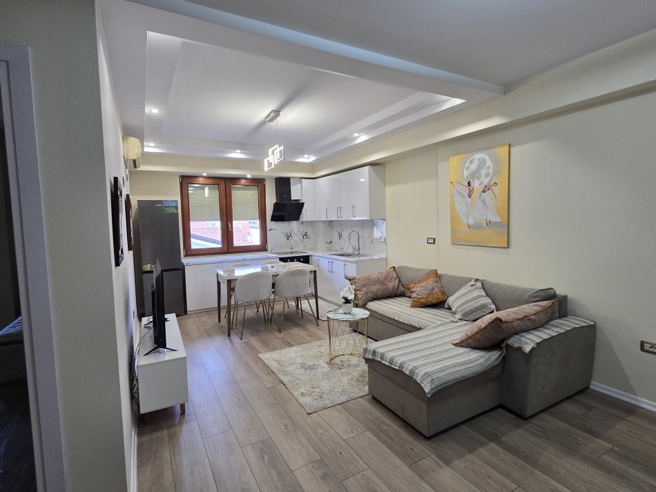 Tirane, jepet me qera apartament 2+1+Aneks+Ballkon Kati 3, 90 m² 800 € (Myslym Shyri drejtoria policise)