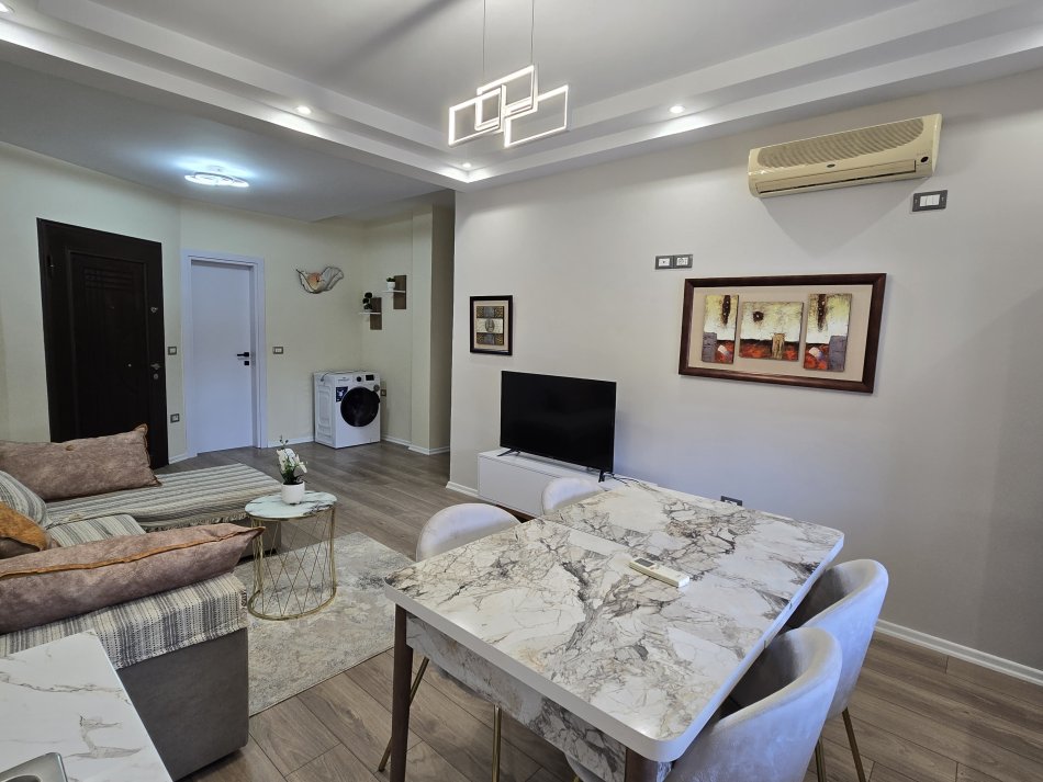Tirane, jepet me qera apartament 2+1+Aneks+Ballkon Kati 3, 90 m² 800 € (Myslym Shyri drejtoria policise)