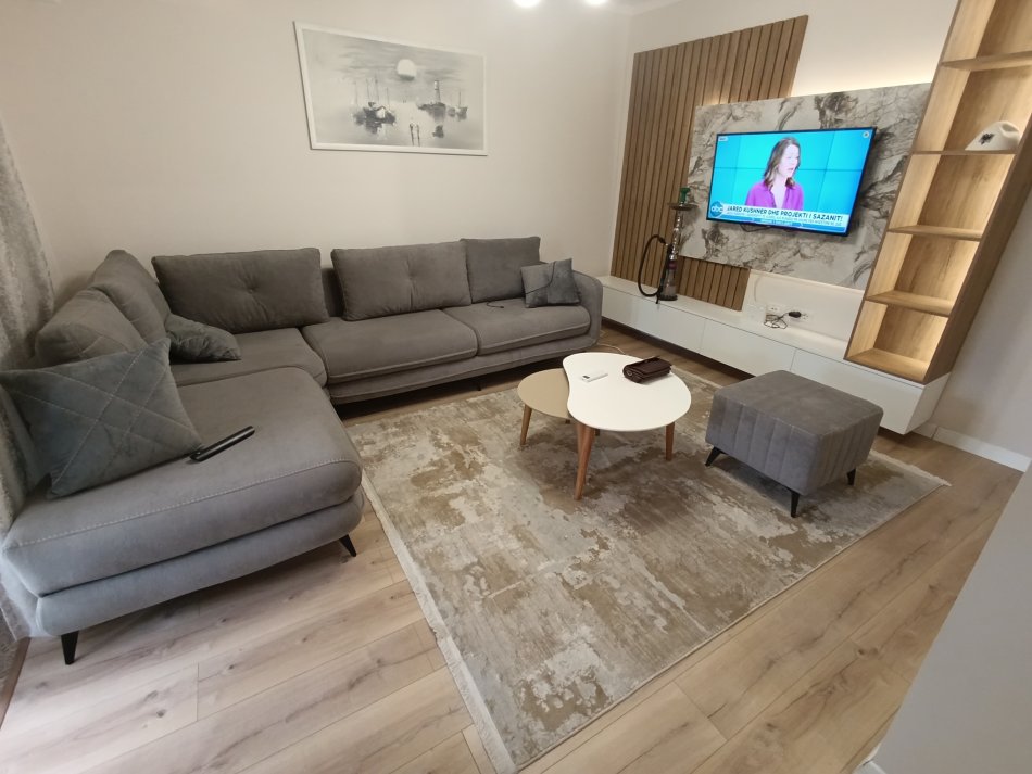 Tirane, jepet me qera apartament 1+1+Aneks+Ballkon Kati 4, 65 m² 450 € (Pran Spitalit Nen Tereza)