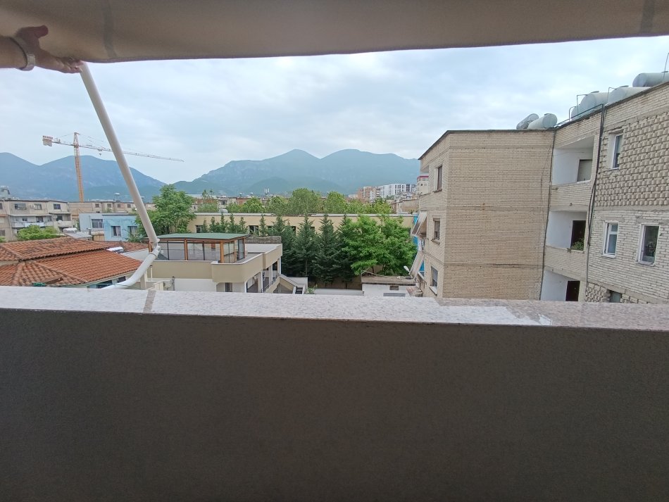 Tirane, jepet me qera apartament 1+1+Aneks+Ballkon Kati 4, 65 m² 450 € (Pran Spitalit Nen Tereza)